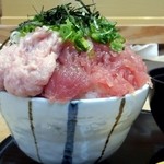 魚楽 - まぐろ２色丼、ごはん大盛り（正面から）