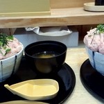 魚楽 - ネギトロ丼とまぐろ２色丼ご飯大盛りの比較
