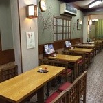 元町ちから餅 - 奥に長い店内