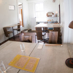 チャラン・ポラン - 外光の差し込む明るい店内