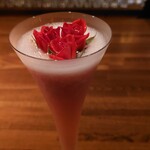 ラグナ ザ バー - シャンパン、桃、金粉入りカクテル