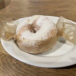 ヤングツリーズコーヒー - レモンクリームチーズドーナッツ