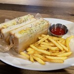 ヤングツリーズコーヒー - ツナのチーズメルトサンドイッチ