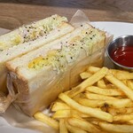 ヤングツリーズコーヒー - ツナのチーズメルトサンドイッチ