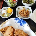 げんちゃんハウス - サラダ、ミカンときゅうりと春雨の酢の物、カレイの唐揚げ、ほうれん草のゴマ合え、切り干し大根✨