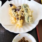 げんちゃんハウス - ポテトサラダと椎茸、ナス、ピーマンの天ぷらと漬物(uωu*)