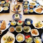 げんちゃんハウス - 日替わりのげんちゃん定食1300円✨お膳に乗り切らず笑、おくらがけ冷奴、煮魚、刺し身、あさりの味噌汁もです(*>∀<*)