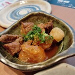 もつ鍋 慶州 - 牛すじ煮込み、お通しとは思えないほど食べ応えありました