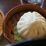CUISINE China 凛 - 点心は肉まん。こちらは皮がちょっと分厚め。
