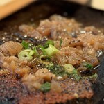 浅井 - すじ肉をダイレクトに香ばしく焼きを入れて
      醤油とネギを足していただく、すじ肉のアテ (*´ч`*) ｳﾝﾏッ！