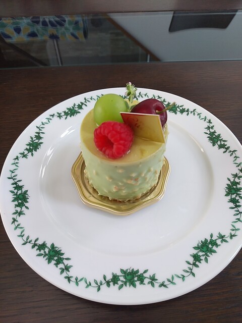 久し振りにうかがって初見のケーキを＆見返り美人のメジロさん』by 