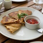 T.Y.HARBOR - スモークチキンとミックスチーズのケサディア、トマトサルサ。