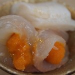 栄助寿司 - 平目 雲丹巻き