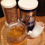 Tori Pota Ramen Sanku - 卓上には手動ゴマスリ器・ホワイトペッパーの他にカレースパイス粉があります。
      
