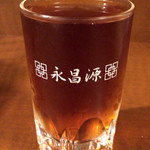 ゆるり 中華食堂 癒食同源 - 紹興酒 古越龍山 銀龍（3年） グラス380円。