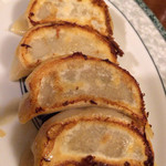 ゆるり 中華食堂 癒食同源 - ジューシーな七色豚の焼き餃子（4ケ）380円。