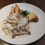 カフェテリア アメニティ - 若鶏と茸のフリカッセ