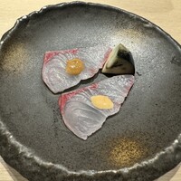 鮨 からす 十三店 - カンパチお造り   水ナス添え