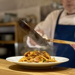 洋食 おがた - 目玉焼きを乗せる前