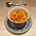 リストランテ ラ・バリック トウキョウ - 小さな前菜1　桜海老と白海老　チーズのサラダ