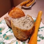 リストランテ ラ・バリック トウキョウ - 自家製パン　トマトとバジルのグリッシーニ　胡麻のパン　バゲット