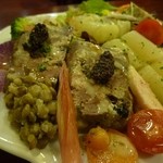 三種盛り合わせ接写。左に移ってるのはレンズ豆