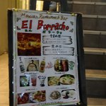エルボラーチョ - 階段下のメニューボード