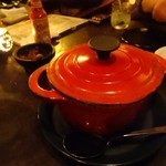 エルボラーチョ - 赤い可愛らしいお鍋にはいってきます。