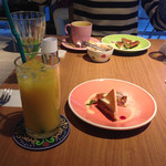 カフェ テーブルテラス - ランチのデザートとジュースです！