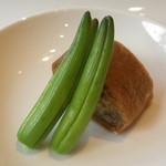 湯葉巻きに金針菜を添えて