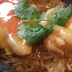 海鮮名菜　香宮 - 金目鯛と海老　春雨のXO醤土鍋煮込み；アップ