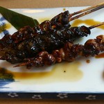 満る岡 - 三種串焼き（カブト、ニラひれ巻き、肝）