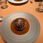 モノリス - 8.リー・ド・ヴォー、セップ茸、フォアグラ、塩漬け牛舌、パイ包み焼き。