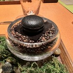 モノリス - クミン風味のニンジンムース、竹炭を練り込んだマカロン