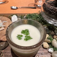 モノリス - グリーンピースのムース、新玉ねぎのヴルーテ