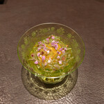 イル アオヤマ - 秋田じゅんさい、馬糞うに、うすい豆、コンソメジュレ