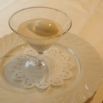 海鮮名菜　香宮 - 香宮特製　季節のデザート：アンニン豆腐　牛乳のアイスをのせて