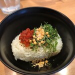 麺屋 鶏ノ湯 - カリカリ梅としそ、アラレ、ゴマが鶏出汁スープに合う！