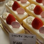 パティスリートレカルム - ケーキショーケース