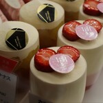 パティスリートレカルム - ケーキショーケース