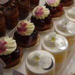 パティスリートレカルム - ケーキショーケース