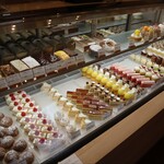 パティスリートレカルム - ケーキショーケース全景