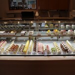 パティスリートレカルム - ケーキショーケース全景