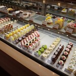 パティスリートレカルム - ケーキショーケース全景