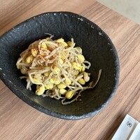 焼肉 しゃぶしゃぶ 石田屋。 北野坂店 - もやしナムル(450円+税)。美味しい
