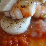 風の谷 - 帆立、赤海老、白身魚。トマトのさっぱりした白ワインソース風味。