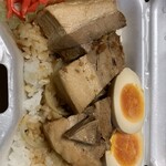 おくさま弁当 - 角煮重、煮卵トッピング。