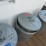 1954 Fukuoka - 太陽に照らされて熱々のゴミ箱