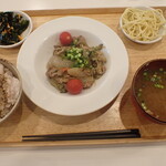 トーコーキッチン - 牛肉のオイスター炒め 副菜二品、豚汁、ご飯