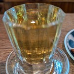 宇ち多゛ - 梅割り（甘め）です　これ、中席から奥席側に向けて撮っていますが、中席の向こう側の列には誰も座ってはいないのです。驚きましたね・・